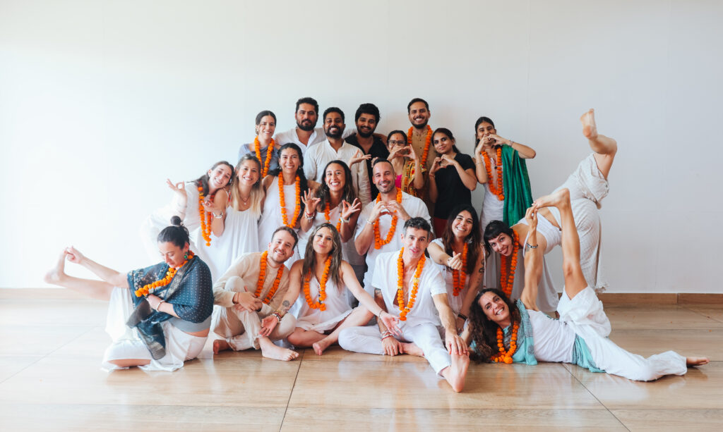 Formation yoga 200h Rishikesh: 24 jours intensifs Hatha & Vinyasa, en français, résidentiel, Yoga Alliance. Réservez maintenant.