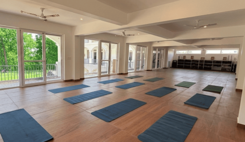 Rishikesh Yogis Yogshala Yoga Training School Hall, 100 Hour Yoga Teacher Training in rishikesh Cost