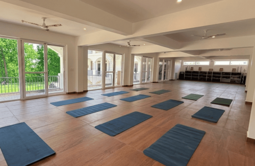 Rishikesh Yogis Yogshala Yoga Training School Hall, 100 Hour Yoga Teacher Training in rishikesh Cost