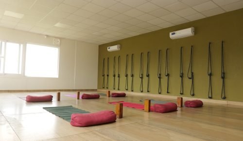 Rishikesh Yogis Yogshala Yoga Training School Hall, 100 Hour Yoga Teacher Training in rishikesh Cost